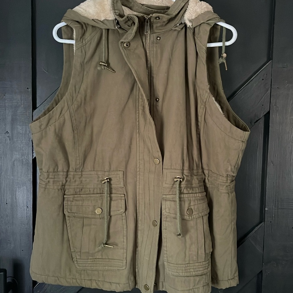 Women’s fur lines vest